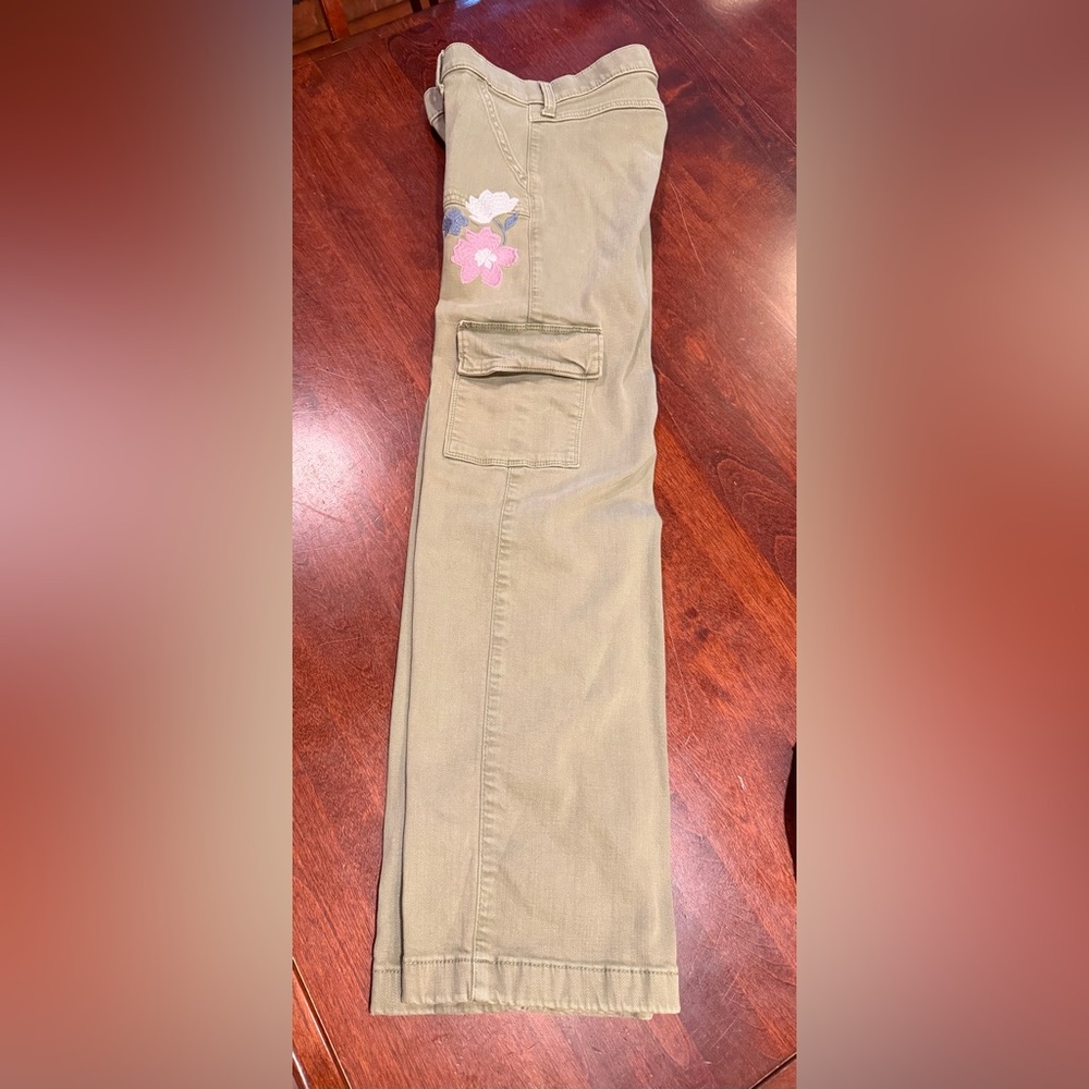 Abercrombie girls size 9-10 long army green Cargo Pants -w embroidered flowers